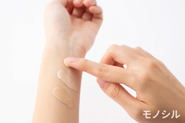 色を選ぶ時は肌に塗って色合わせした方が良いの?