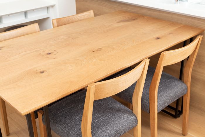 取り付けたいテーブルの厚さに対応しているテーブルチェアを選ぶ