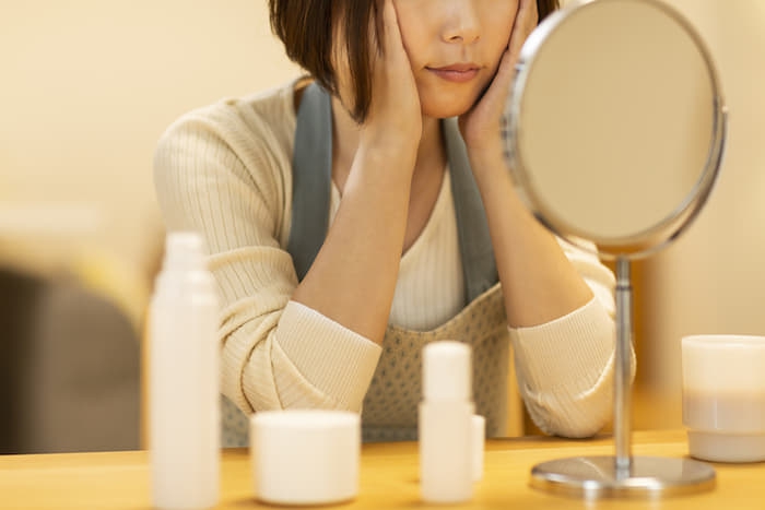 化粧水を手のひらで温めるように広げる