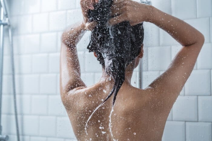 お湯が透明になるまで髪をしっかりすすぐ