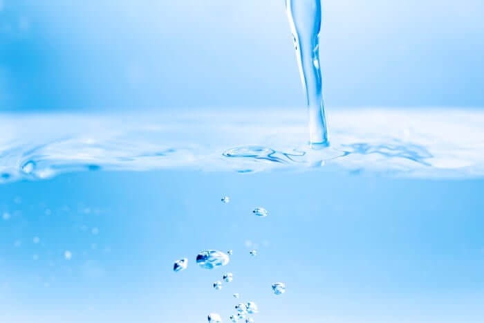 保湿効果の高い成分が配合された化粧水を選ぶ