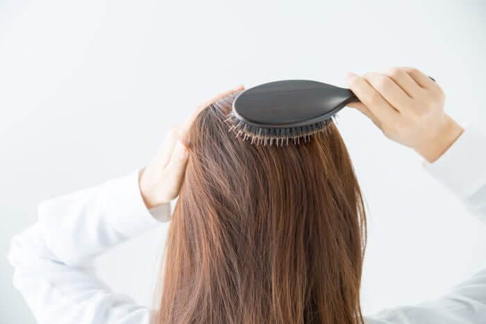 乾かし方3:最初は手ぐしで、仕上げはクシを使って乾かす