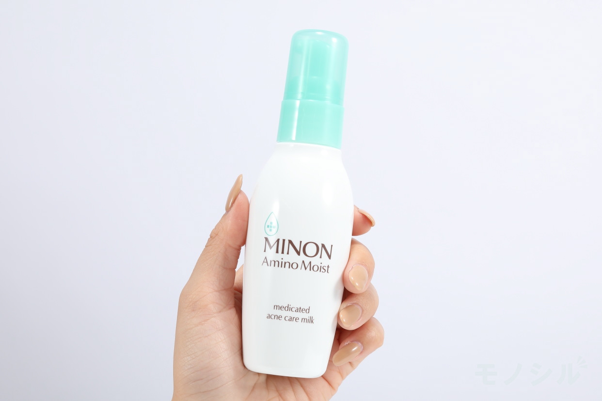 MINON(ミノン) アミノモイスト 薬用アクネケア ミルクの商品画像サムネ2 商品を手で持ったシーン