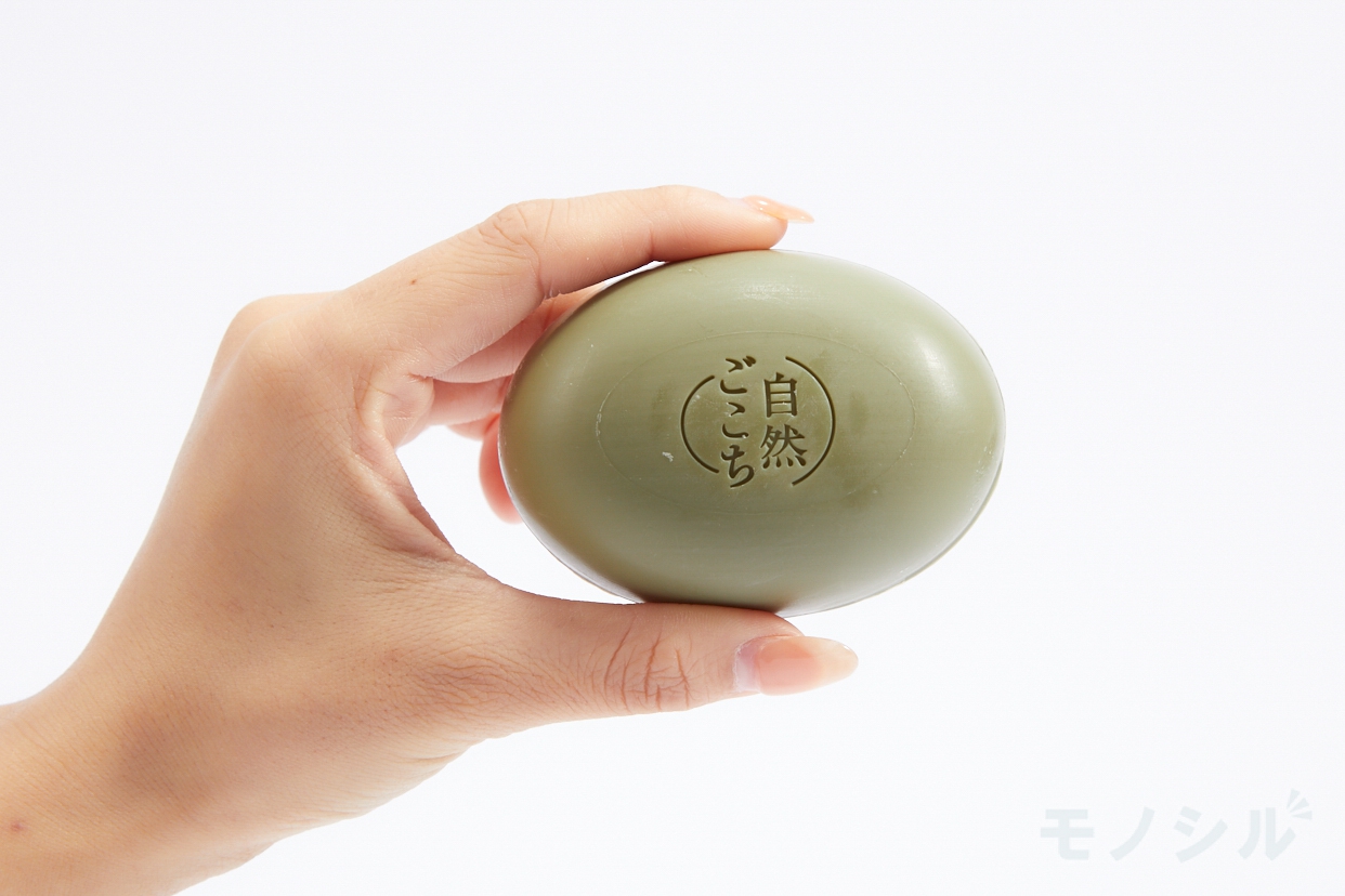 牛乳石鹸共進社(ギュウニュウセッケンキョウシンシャ) 茶 洗顔石けんの商品画像2 商品を手で持って撮影した画像