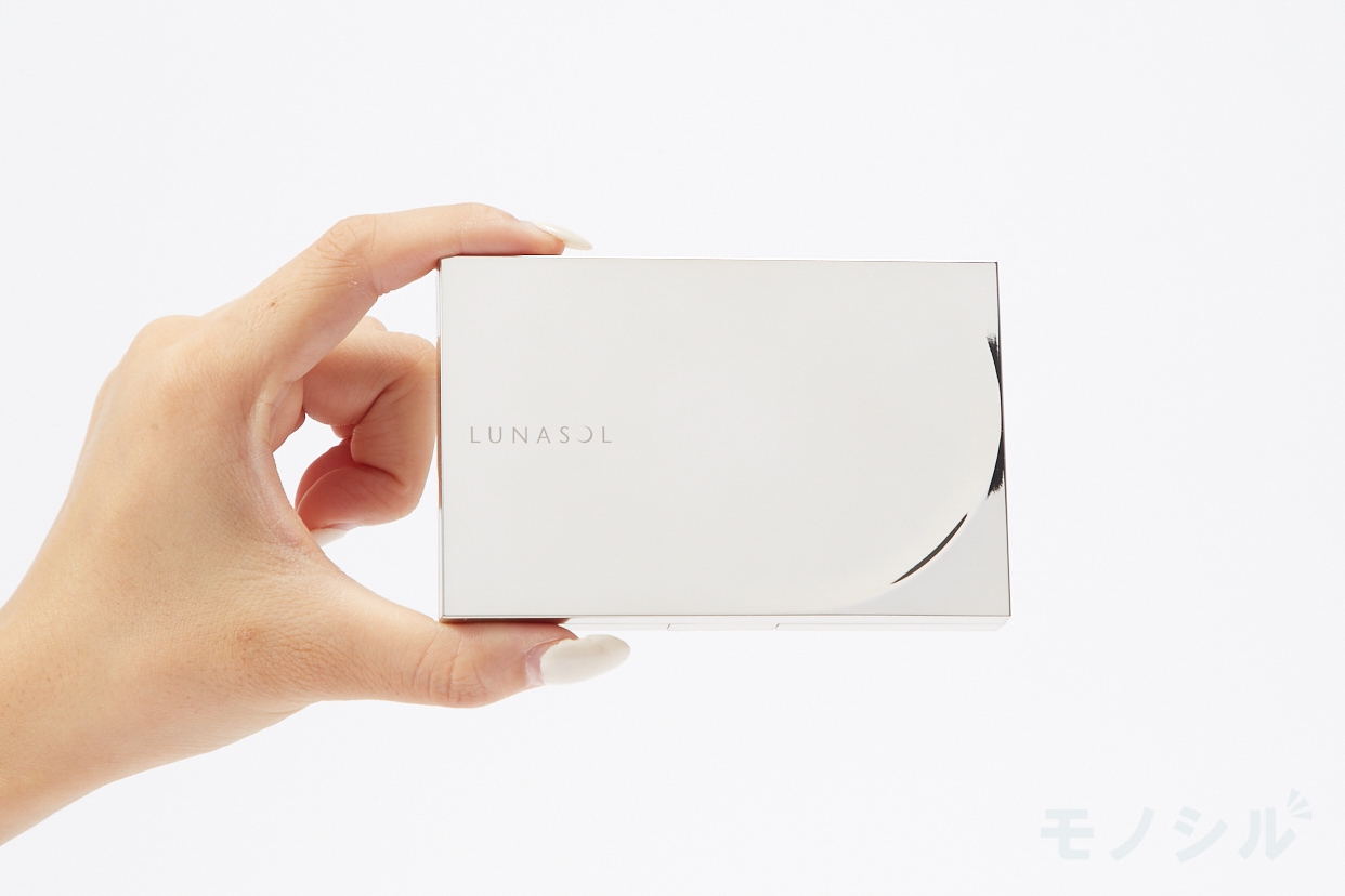 LUNASOL(ルナソル) Gヴェールフィニッシュ(パウダー)の商品画像サムネ3 商品を手で持って撮影した画像