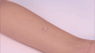 MISSHA(ミシャ) BBクリーム UVの商品画像サムネ4 商品を実際に腕に塗っている画像