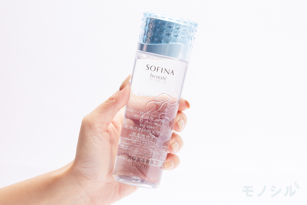 SOFINA beauté(ソフィーナ ボーテ) 高保湿化粧水 しっとりの商品画像2 商品を手で持ったシーン