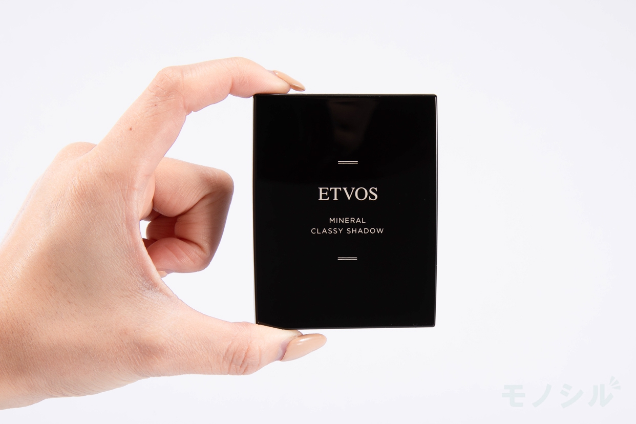 ETVOS(エトヴォス) ミネラルクラッシィシャドーの商品画像サムネ4 商品を手で持った様子