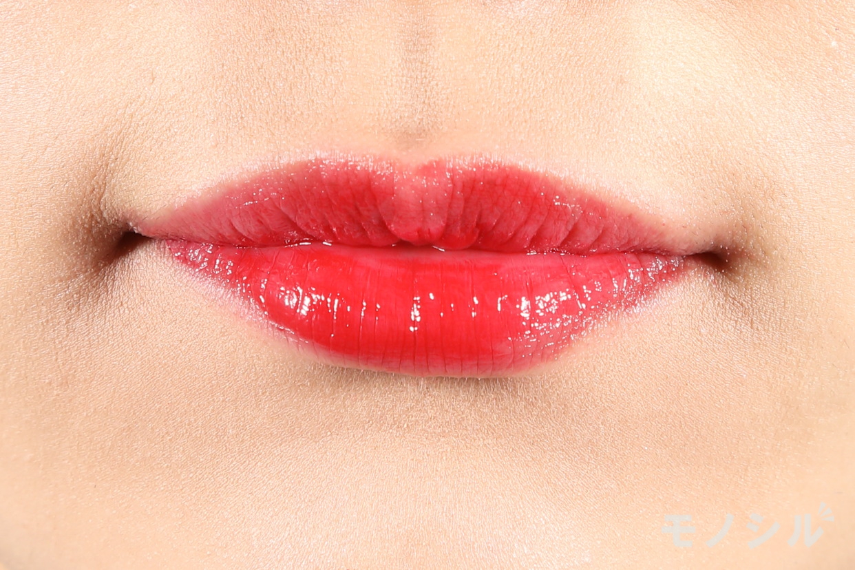 YVES SAINT LAURENT(イヴ・サンローラン) ルージュ ヴォリュプテ シャインの商品画像4 商品を唇に塗った画像