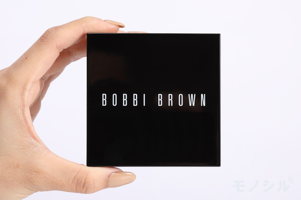 BOBBI BROWN(ボビイブラウン) ハイライティング パウダーの商品画像3 商品を手で持った様子