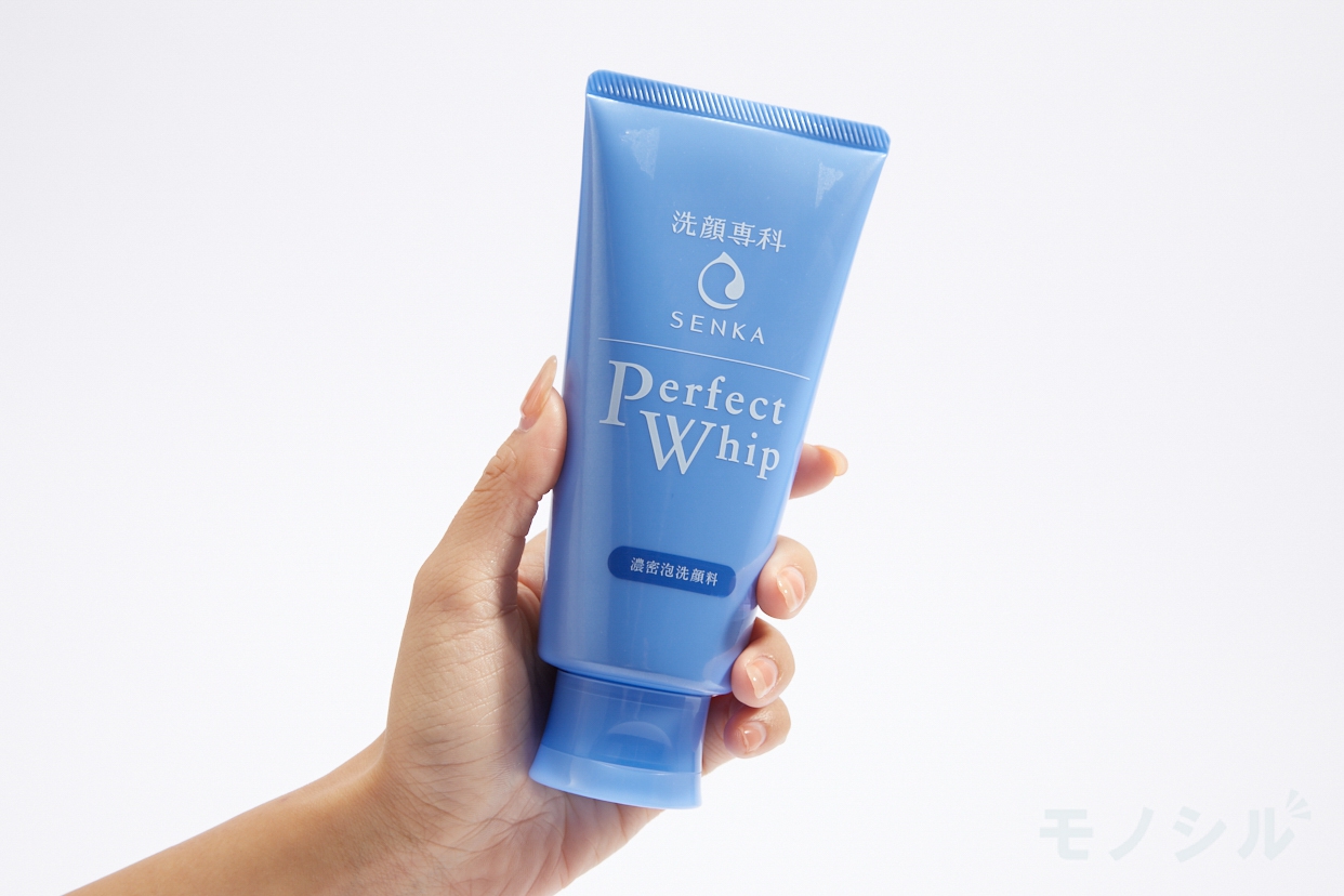 専科(SENKA) 洗顔専科 パーフェクトホイップuの商品画像2 商品を手で持って撮影した画像