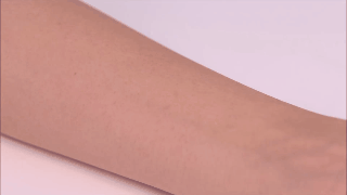 YVES SAINT LAURENT(イヴ・サンローラン) ラディアント タッチの商品画像サムネ5 伸びの良さを検証している様子