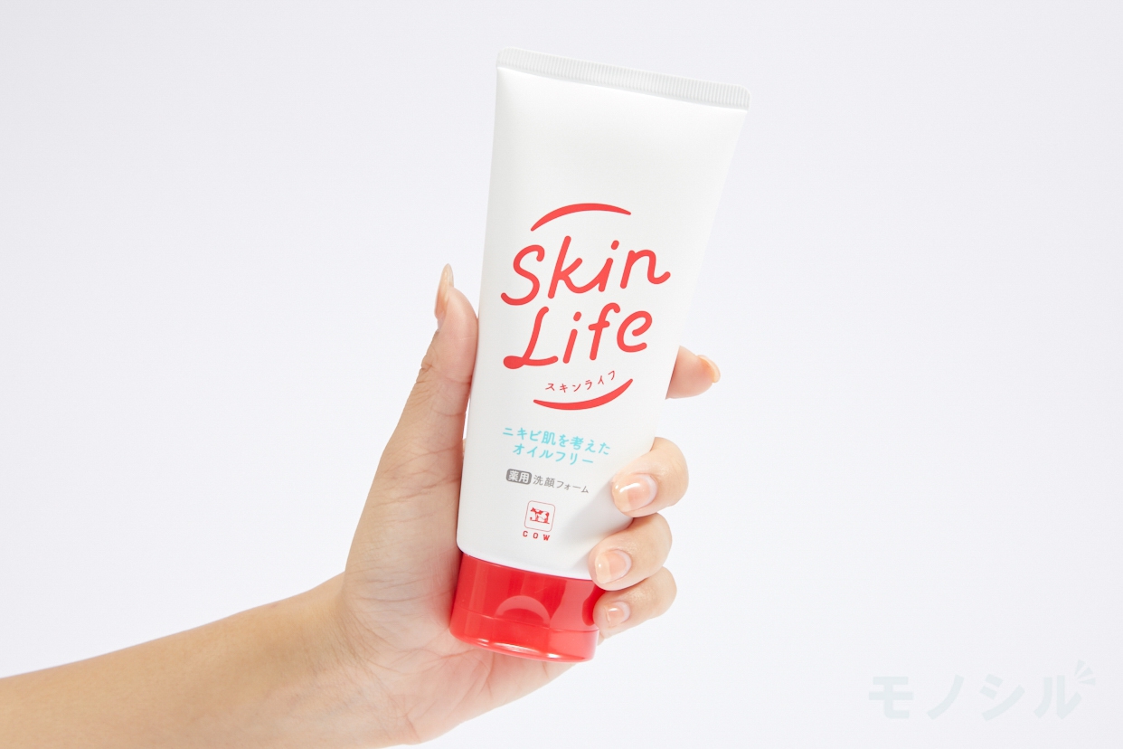Skin Life(スキンライフ) 薬用洗顔フォームの商品画像2 商品を手で持って撮影した画像