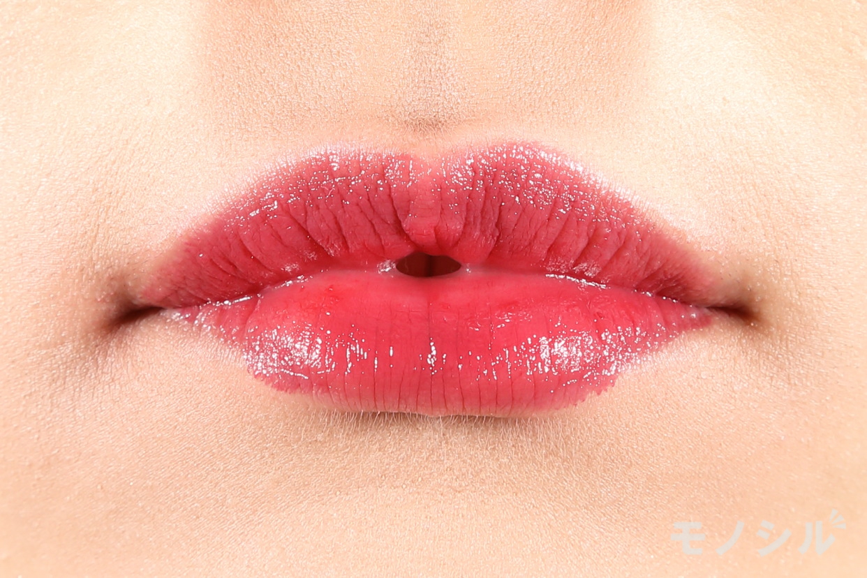 Visée(ヴィセ) リシェ クリスタルデュオ リップスティックの商品画像4 商品を唇に塗った画像