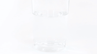 Yakult Health Foods(ヤクルトヘルスフーズ) 青汁のめぐりの商品画像6 粉末を水で溶かした様子