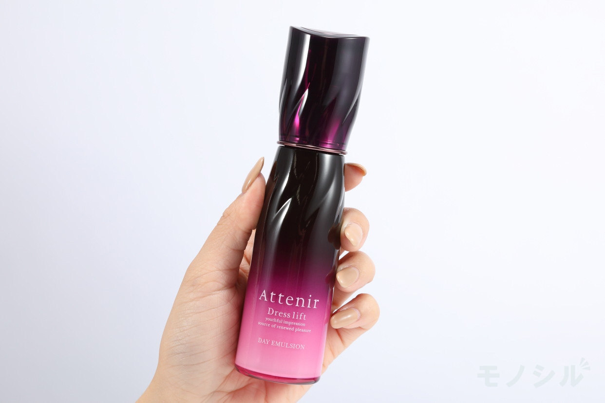 Attenir(アテニア) ドレスリフト デイエマルジョンの商品画像2 商品を手で持ったシーン