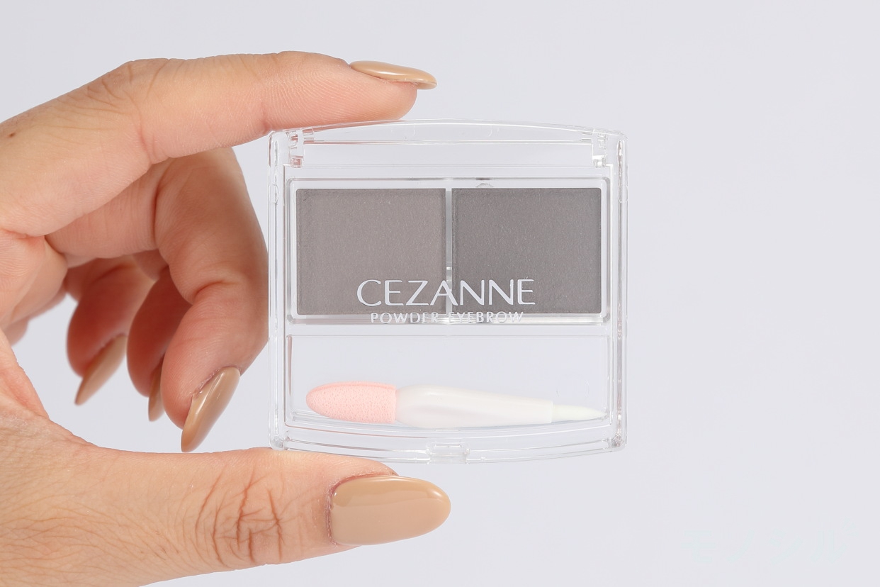 CEZANNE(セザンヌ) パウダリーアイブロウの商品画像3 商品の手持ち画像