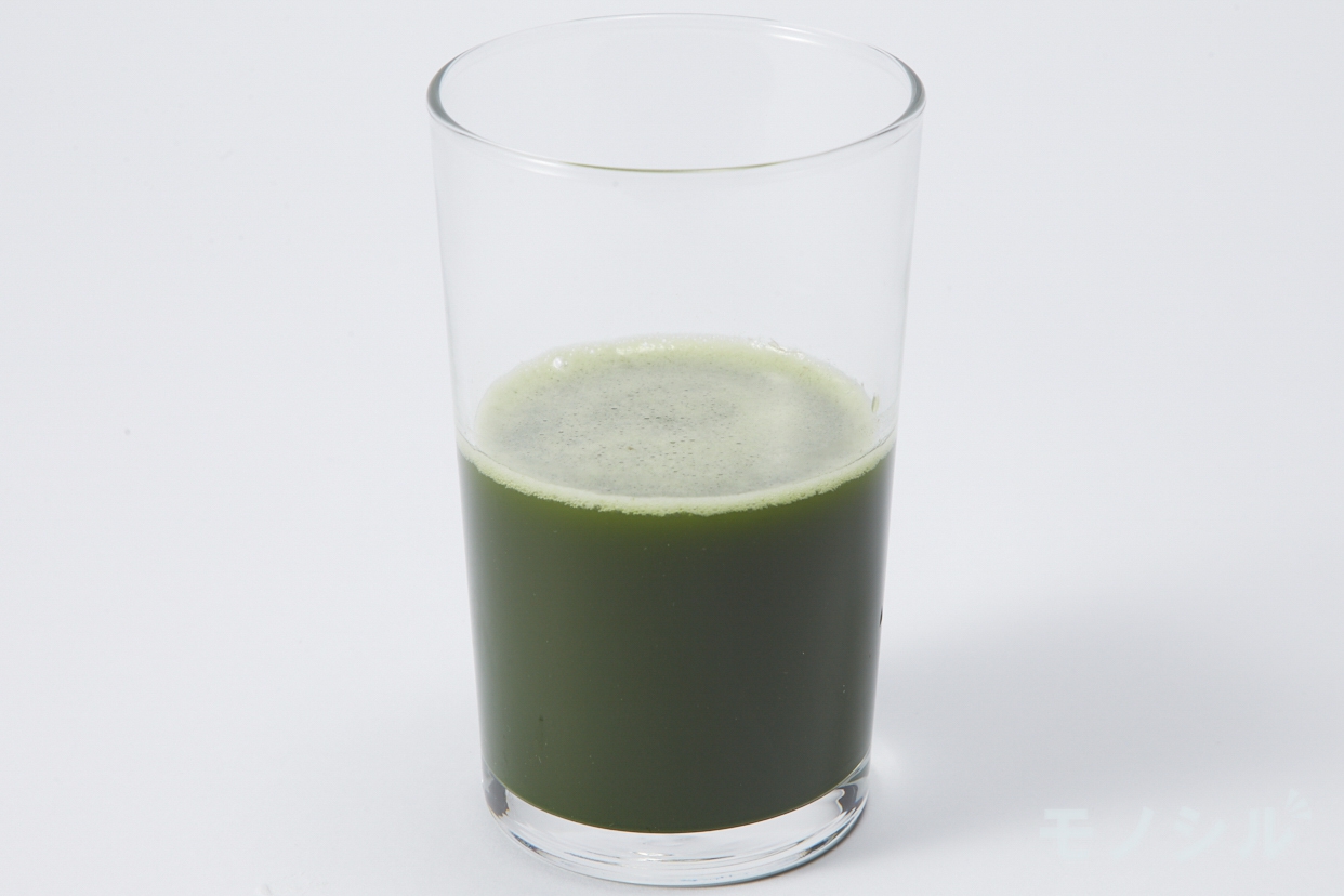 Yakult Health Foods(ヤクルトヘルスフーズ) 青汁のめぐりの商品画像3 グラスに注いだ実際の商品