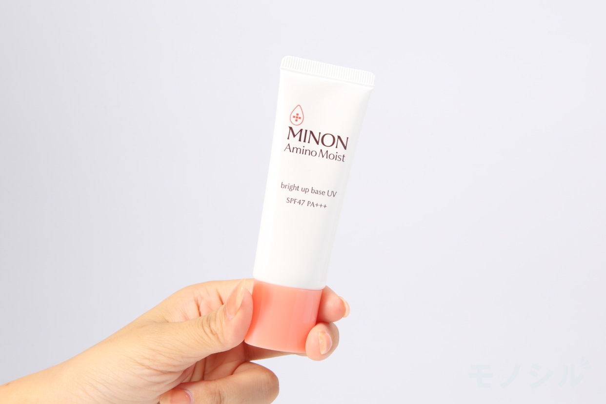 MINON(ミノン) アミノモイスト ブライトアップベース UVの商品画像2 手に持った商品の画像