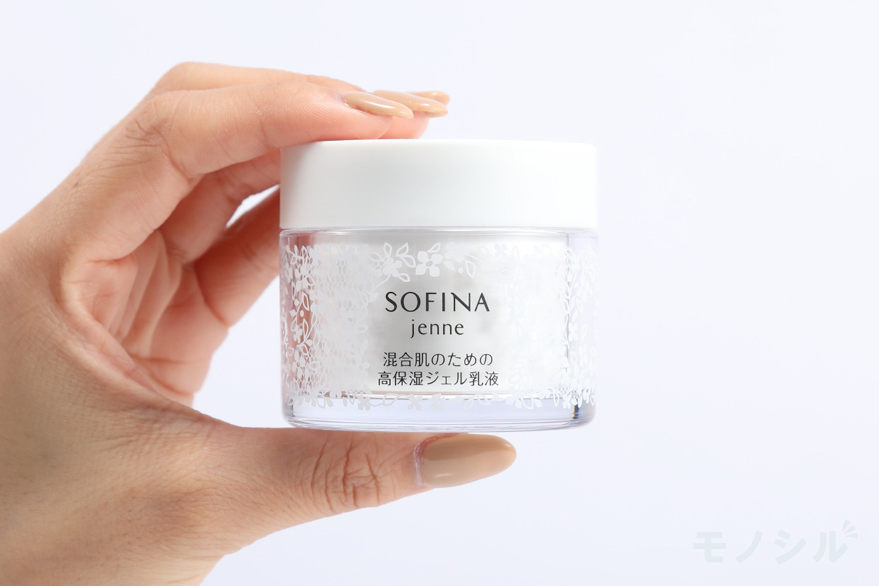 SOFINA jenne(ソフィーナ ジェンヌ) 混合肌のための高保湿ジェル乳液の商品画像サムネ2 商品を手で持ったシーン