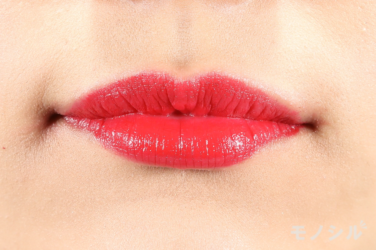 REVLON(レブロン) スーパー ラストラス リップスティックの商品画像4 商品を唇に塗った画像