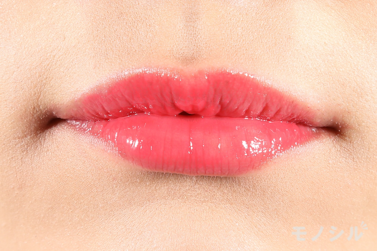 JILL STUART(ジルスチュアート) リップブロッサムの商品画像4 商品を唇に塗った画像