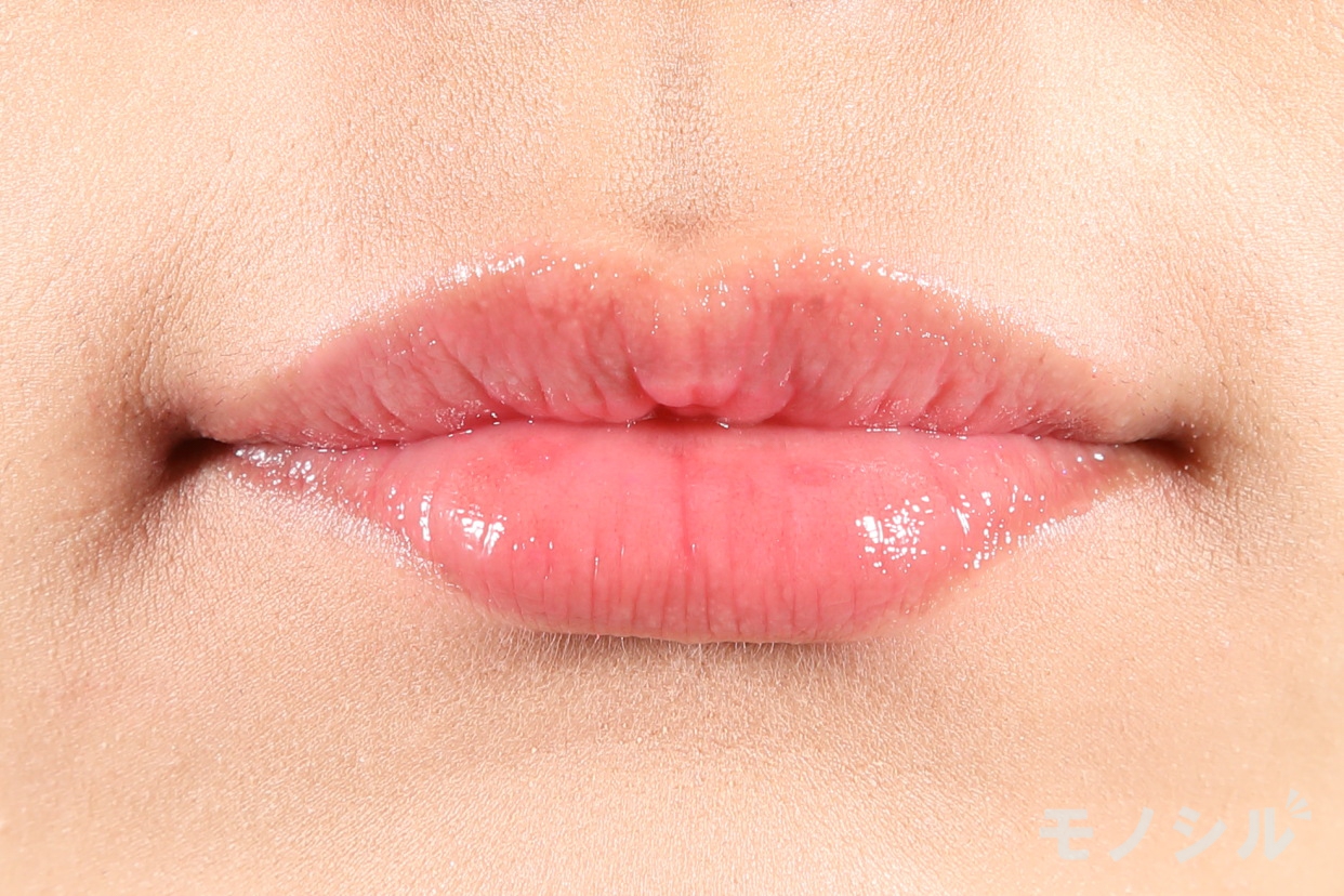 UZU(ウズ) 38℃/99℉ リップスティックの商品画像サムネ4 商品を唇に塗った画像