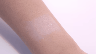 CHANEL(シャネル) プードゥル ルミエール グラッセの商品画像サムネ5 腕に塗って色味の検証をしている様子