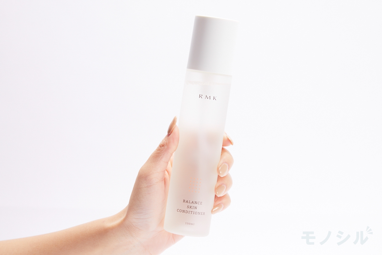 RMK(アールエムケー) バランス スキンコンディショナーの商品画像2 商品を手で持ったシーン