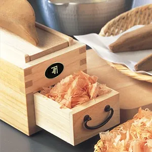 にんべん　鰹節削り器 楽天市場】にんべん 【送料無料】 オリジナル鰹節削り器と本節1